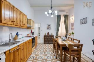Two Bedroom Maltese Townhouse by Dock 1 Bormla - 8