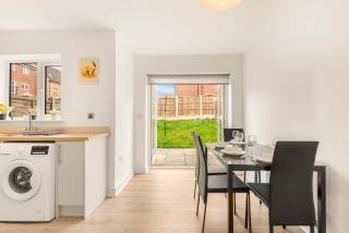 Modern & Bright 3 Bedroom Rotherham Home w Garden - 0