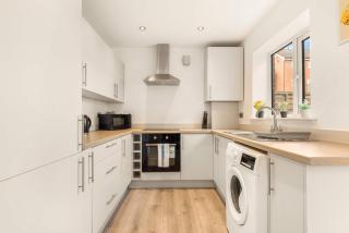 Modern & Bright 3 Bedroom Rotherham Home w Garden - 8