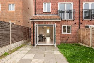 Modern & Bright 3 Bedroom Rotherham Home w Garden - 7