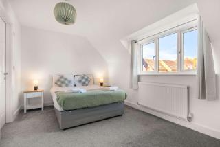 Modern & Bright 3 Bedroom Rotherham Home w Garden - 5