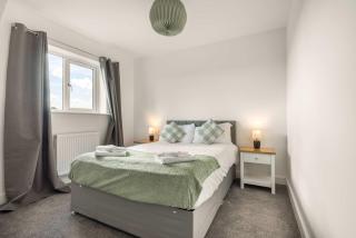 Modern & Bright 3 Bedroom Rotherham Home w Garden - 4