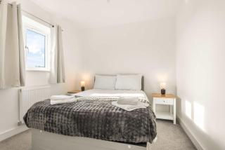 Modern & Bright 3 Bedroom Rotherham Home w Garden - 3