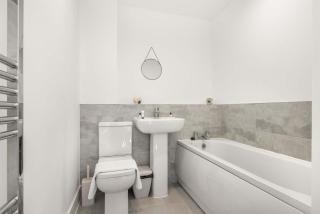 Modern & Bright 3 Bedroom Rotherham Home w Garden - 2