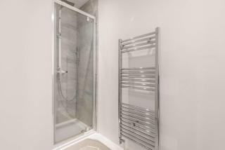Modern & Bright 3 Bedroom Rotherham Home w Garden - 1