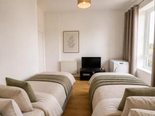 3BR, 5 Bed, Near City Centre, Free Parking ! - 0