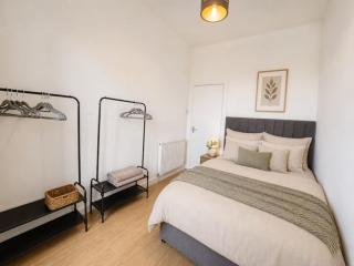 3BR, 5 Bed, Near City Centre, Free Parking ! - 3