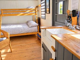 Sians Retreat, Bowness on Solway, perfect stop over when walking Hadrians Wall with hot tub - 8