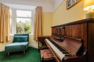 Music Lovers Piano Pets OK & Driveway Parking - 2