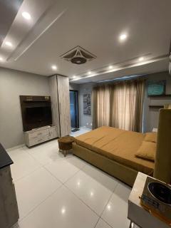 Eiffel View Cozy Studio - Bahria Town - 1
