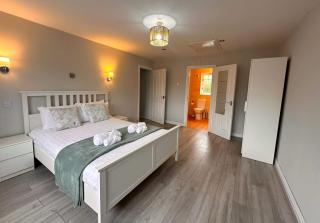 Spacious 4 Bed House with parking in Wolverhampton - 7