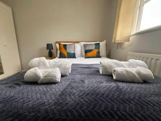 Spacious 4 Bed House with parking in Wolverhampton - 3
