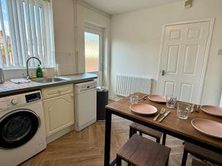 Spacious 3-Bed Home Contractor-Friendly with Parking in Wolverhampton - 4