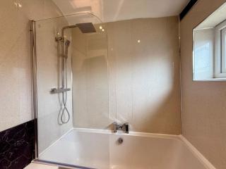 Spacious 3-Bed Home Contractor-Friendly with Parking in Wolverhampton - 3