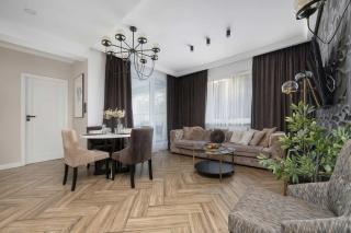 Przestronne Apartamenty z Prywatnymi Saunami, Balkonami i Parkingami by Noclegi Renters - 2