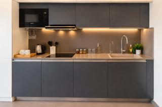 Luxury Sky-High Escape 42nd Floor Skyline Views - 5