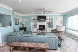 The Turtle House is beachfront and boasts an unobstructed view - 7