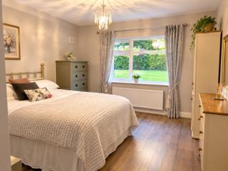 Peaceful 2BR Cottage | Garden & Free Parking - 9