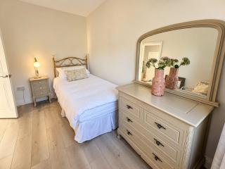 Peaceful 2BR Cottage | Garden & Free Parking - 8