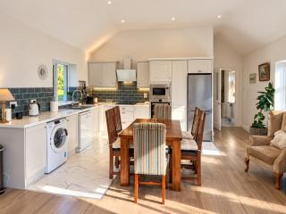Peaceful 2BR Cottage | Garden & Free Parking - 4