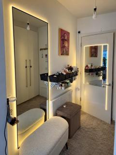 Modern Double Room in Smithfield Market, Dublin - 3
