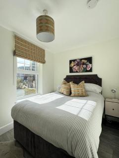 Convenient 1-Bed Apartment, Close to Beach & Shops - 0