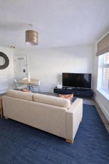 Convenient 1-Bed Apartment, Close to Beach & Shops - 7