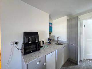 Convenient 1-Bed Apartment, Close to Beach & Shops - 3