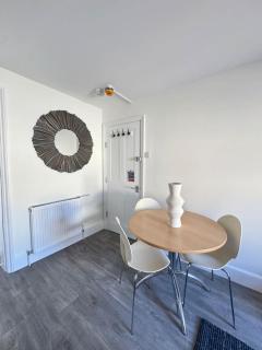 Convenient 1-Bed Apartment, Close to Beach & Shops - 1
