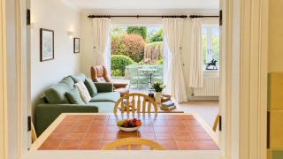 Orchard Cottage - Walking distance of the river, charming sunny patio, quiet location - 5
