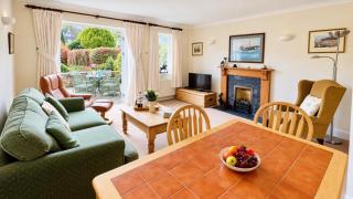Orchard Cottage - Walking distance of the river, charming sunny patio, quiet location - 4