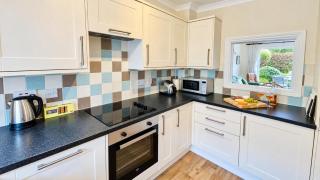 Orchard Cottage - Walking distance of the river, charming sunny patio, quiet location - 3
