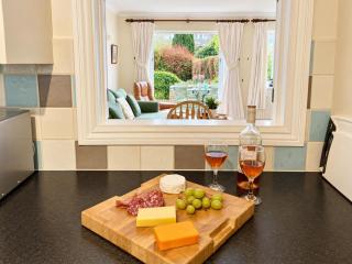 Orchard Cottage - Walking distance of the river, charming sunny patio, quiet location - 2
