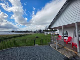 Hunts Point 2-BR Coastal Retreat - Cottage # 1 - 4