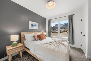 Chic MTN 1BR Haven | Hot Tub Access + Near Banff! - 2