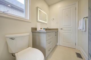 Bright Guest Bedroom with Private Bath and Parking - 1
