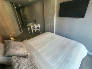 Cozy Executive Haven, Elegant & Fully Equipped - 4