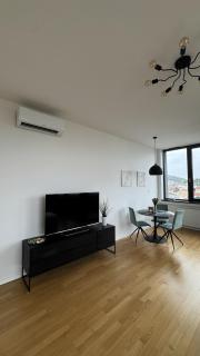 Balcony with views Modern apartment free parking - 8