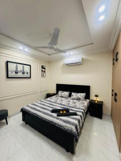 Luxury Urban Escape 1BHK Near Lyallpur Galleria - 1