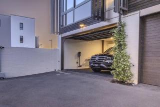 Premium City 3bed Apartment with Gated 2 car parks - 9