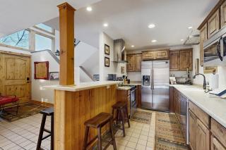 Spacious split-level townhome with private hot tub & game room -close to canyons - Sandy - 6