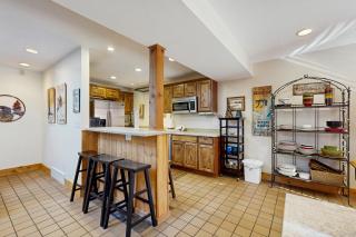 Spacious split-level townhome with private hot tub & game room -close to canyons - Sandy - 1