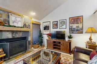Spacious split-level townhome with private hot tub & game room -close to canyons - Sandy - 4