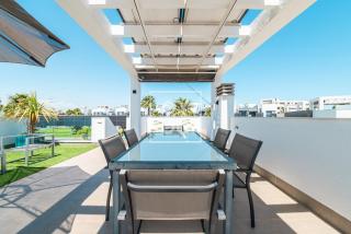 Oasis Beach Sunscape Penthouse, Private rooftop and resort spa by OYOOSTAYS - 7