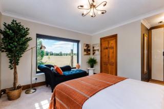 Luxury Park Escape - 7 Seat Hot Tub-Park Views-Canal-Playground- Transit Van parking x2 NEC Exhibitions! Solihull 5 Double BDR- Sleeps 10JLR BHX Airport HS2 Mell Square-Balsall Common Birmingham- Regular Work Stays Welcome! By Samina Arz Stays - Solihull - 7