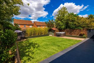 Luxury Park Escape - 7 Seat Hot Tub-Park Views-Canal-Playground- Transit Van parking x2 NEC Exhibitions! Solihull 5 Double BDR- Sleeps 10JLR BHX Airport HS2 Mell Square-Balsall Common Birmingham- Regular Work Stays Welcome! By Samina Arz Stays - Solihull - 5