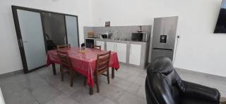 5min Walk from Grove mall - 5