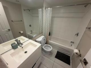 Elegant 2BR Montreal - Fast Wi-Fi & Location - 0