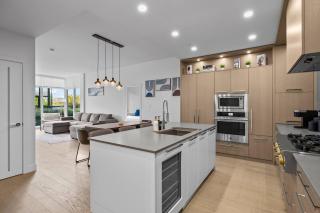 Beachside Stay in Kelowna Pool, Gym & Sauna - 8
