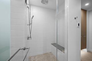 Beachside Stay in Kelowna Pool, Gym & Sauna - 1
